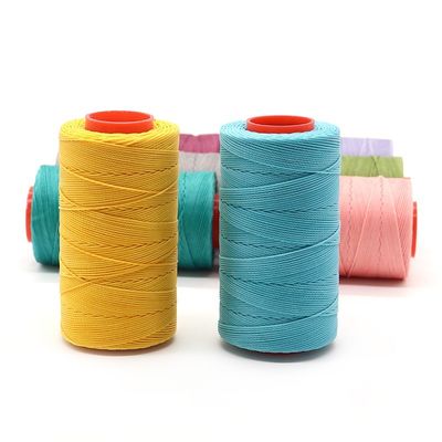 Colori ricchi 210d Filato cerato in poliestere per cucire Materiale di cuoio cono di plastica