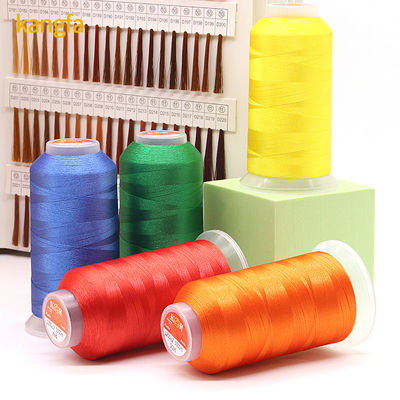 Basso rimpicciolamento Vari colori confezioni di filo di ricamo in poliestere 5000M per tutte le macchine