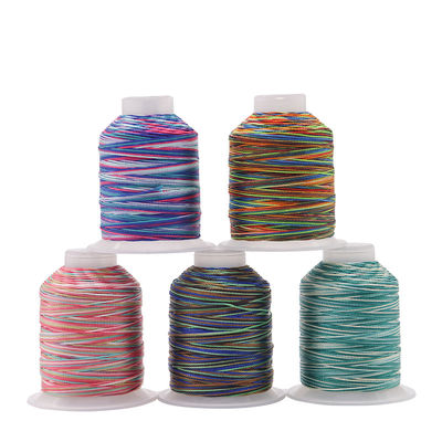 Materiale di cono di plastica Arco iris multicolore Poliestere ad alta tenacità bobina di filo da cucire