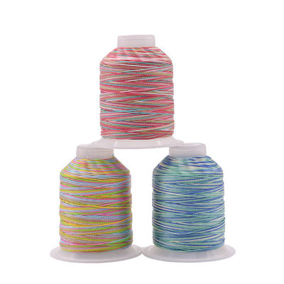 Materiale di cono di plastica Arco iris multicolore Poliestere ad alta tenacità bobina di filo da cucire