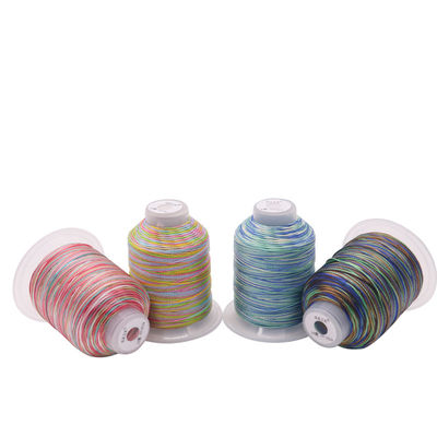 Materiale di cono di plastica Arco iris multicolore Poliestere ad alta tenacità bobina di filo da cucire