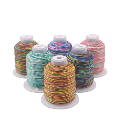 Materiale di cono di plastica Arco iris multicolore Poliestere ad alta tenacità bobina di filo da cucire