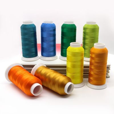 Lunghezza/cone 4000y 720colori 100% poliestere 120d 2 filo ricamo della macchina da abbigliamento